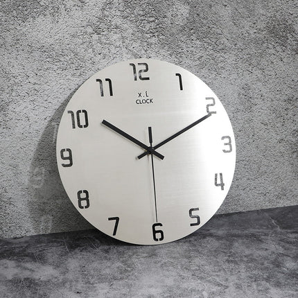 Simpelt vægur i børstet aluminium