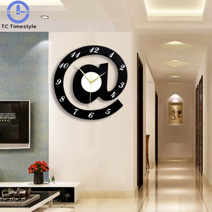 Moderne vægur formet som at-tegn