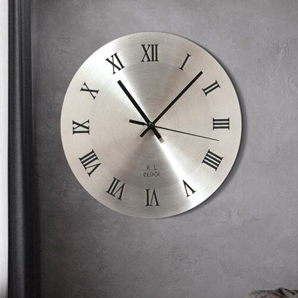 Enkelt vægur i børstet stål