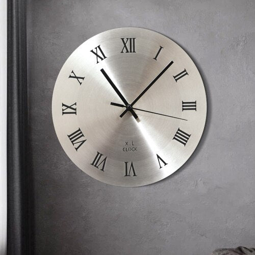 Enkelt vægur i børstet stål