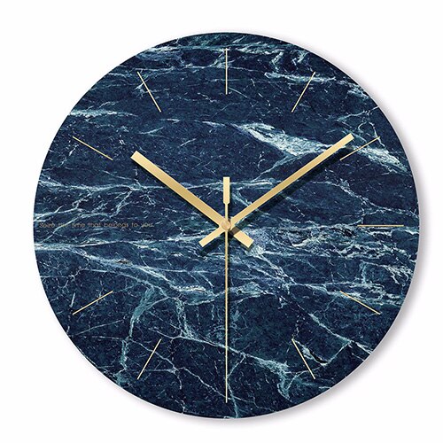 Rundt vægur med mørkt marmorlook