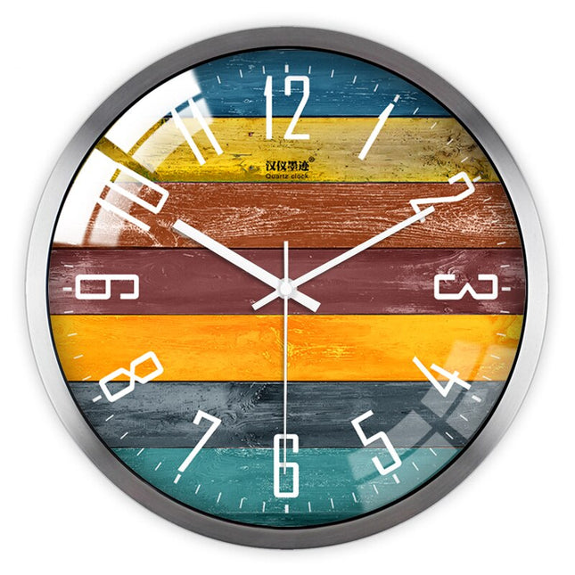 Farverigt vægur med træplanke design