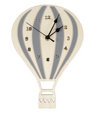 Vægur i træ som luftballon