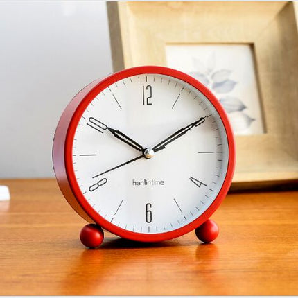 Moderne lydløst analogt vækkeur til sengen