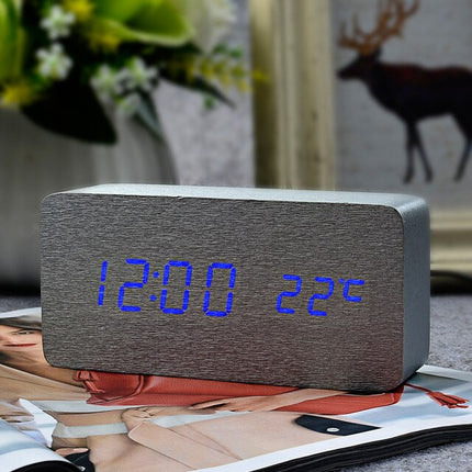 Klassisk digitalt vækkeur i trælook