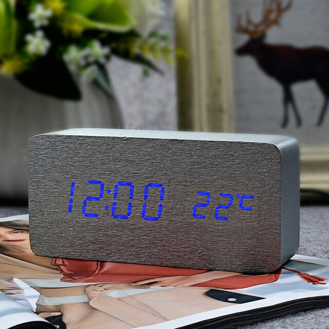 Klassisk digitalt vækkeur i trælook