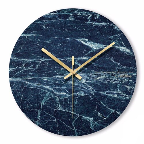 Rundt vægur med mørkt marmorlook