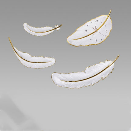 Dekorativt vægur formet som en fjer