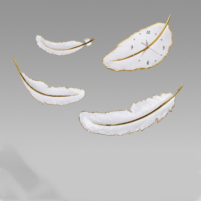 Dekorativt vægur formet som en fjer