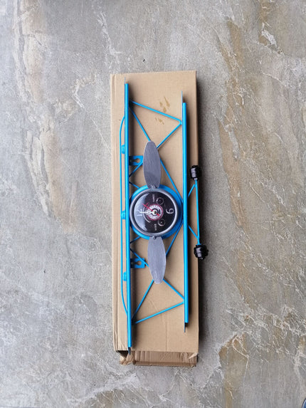 Vintage vægur formet som flyvemaskine