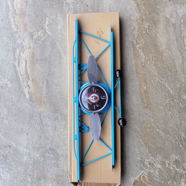 Vintage vægur formet som flyvemaskine