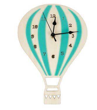 Vægur i træ som luftballon