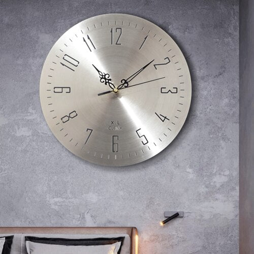 Enkelt vægur i børstet stål