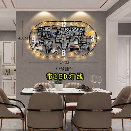 Stort verdenkort vægur i sort metal