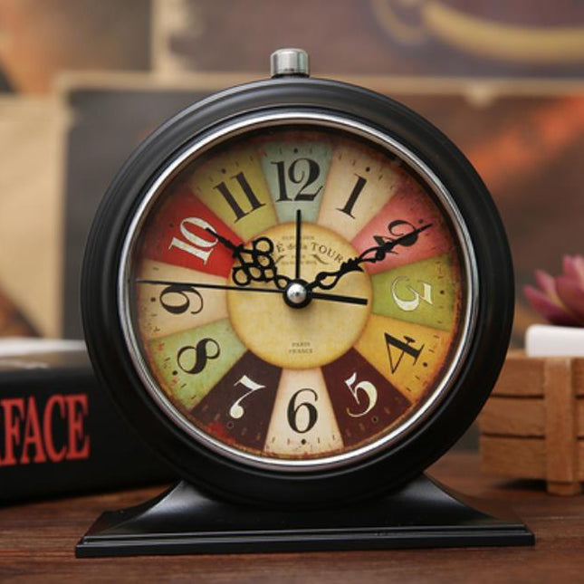 Rundt retro vækkeur med blomstermotiv