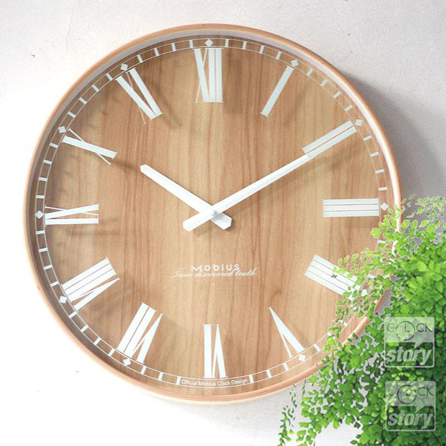 Minimalistisk skandinavisk vægur i lyst træ