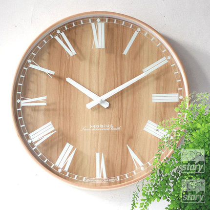 Minimalistisk skandinavisk vægur i lyst træ