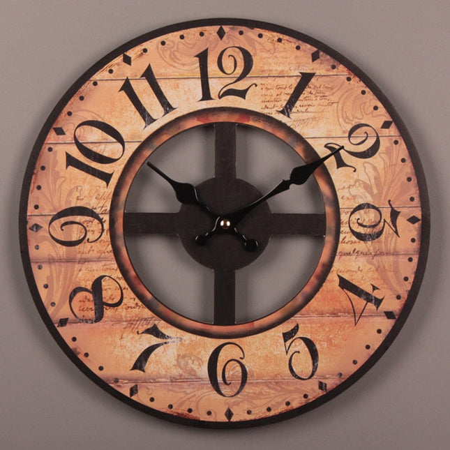 Stort rundt trævægur med udskæringer