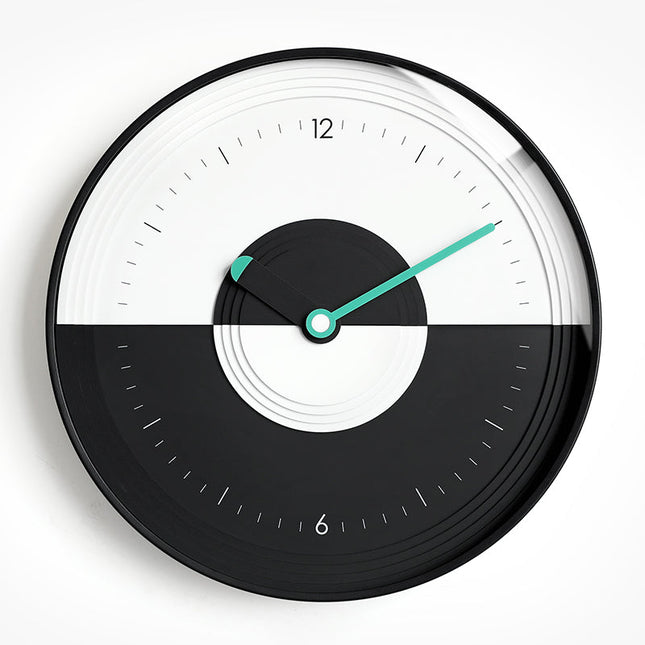 Rundt vægur med Yin Yang design