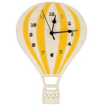 Vægur i træ som luftballon