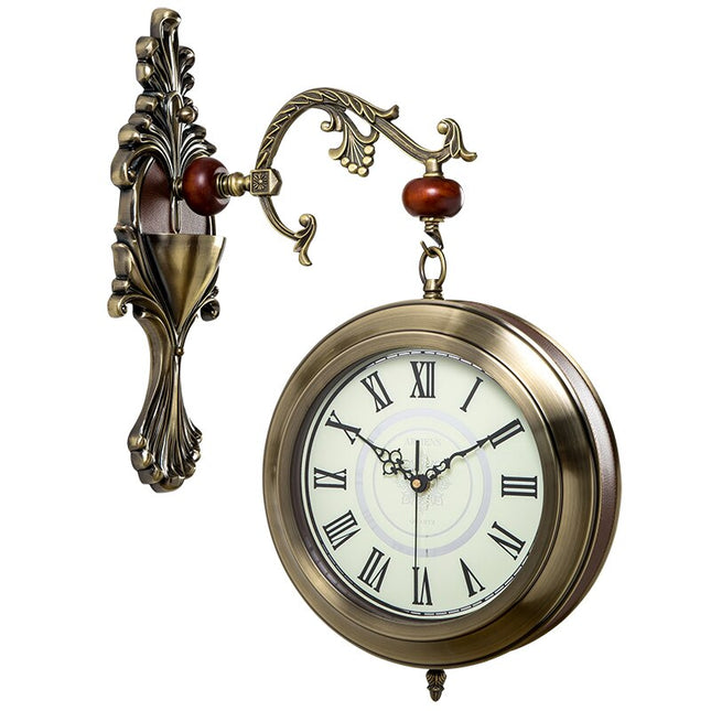 Klassisk dobbeltsidet vægur i stationsstil