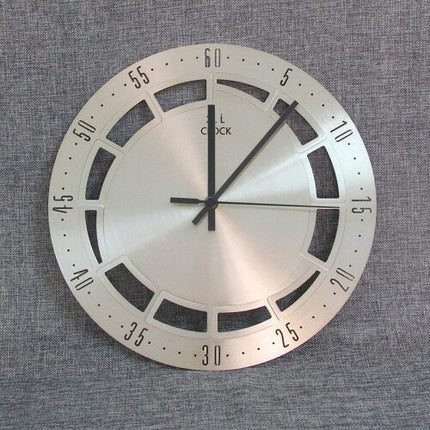 Enkelt vægur i børstet stål