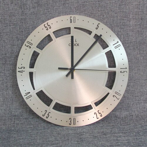 Enkelt vægur i børstet stål