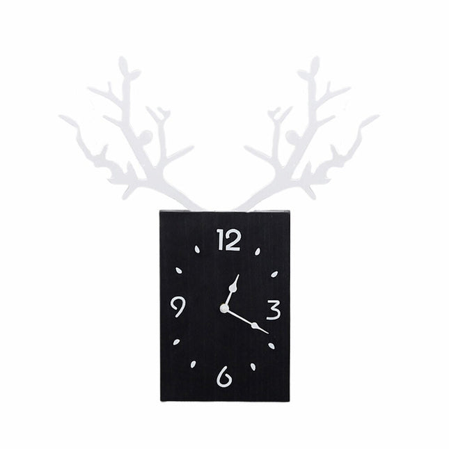 Vægur med gevir i træ