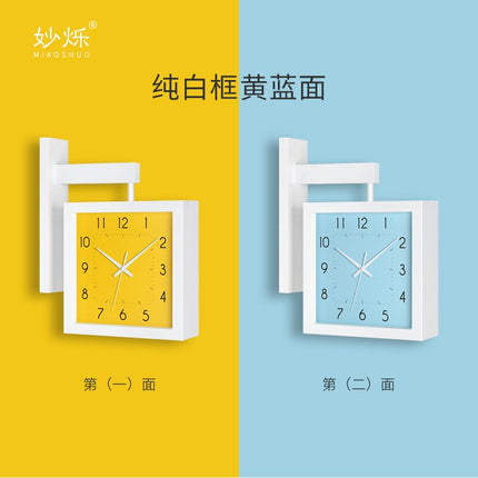 Firkantet dobbeltsidet vægur i træ