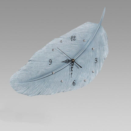 Dekorativt vægur formet som en fjer