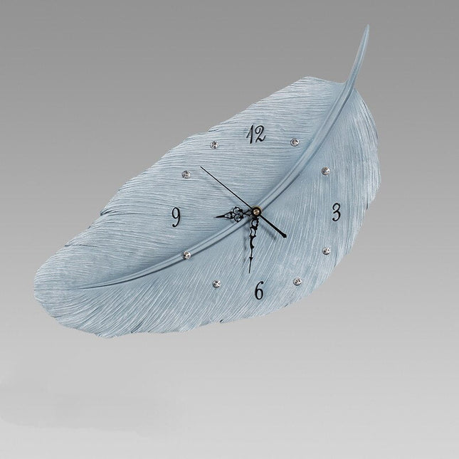 Dekorativt vægur formet som en fjer