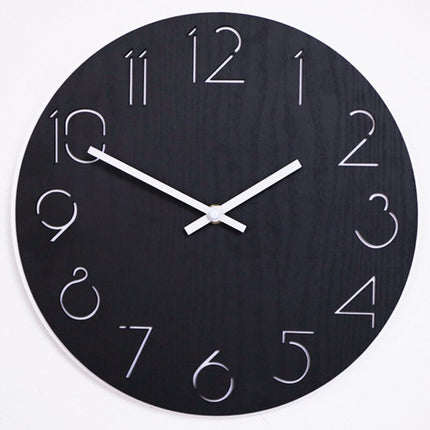 Rundt sort vægur i udskåret træ