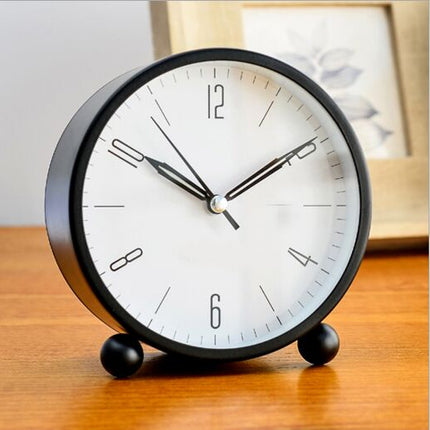 Moderne lydløst analogt vækkeur til sengen