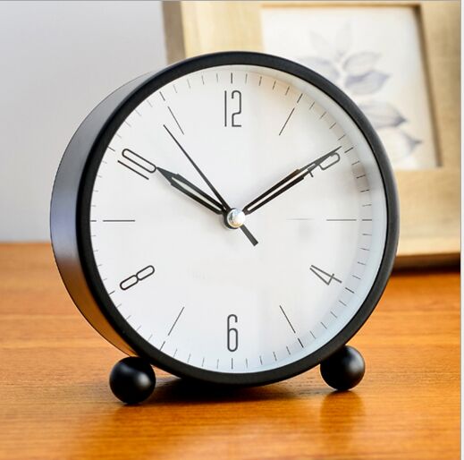 Moderne lydløst analogt vækkeur til sengen