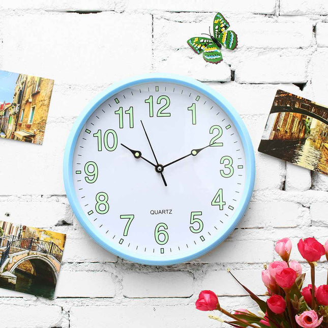 Lyserødt vægur med selvlysende tal