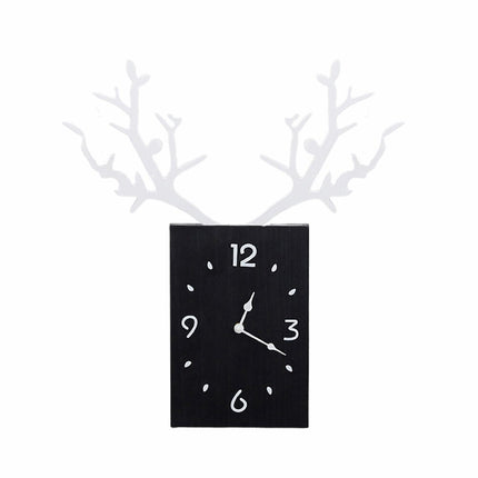 Vægur med gevir i træ