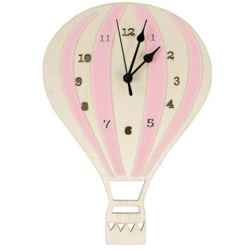 Vægur i træ som luftballon