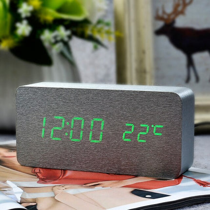 Klassisk digitalt vækkeur i trælook