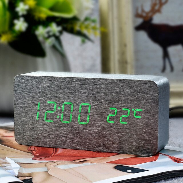 Klassisk digitalt vækkeur i trælook