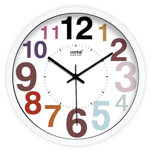 Farverigt vægur med træplanke design