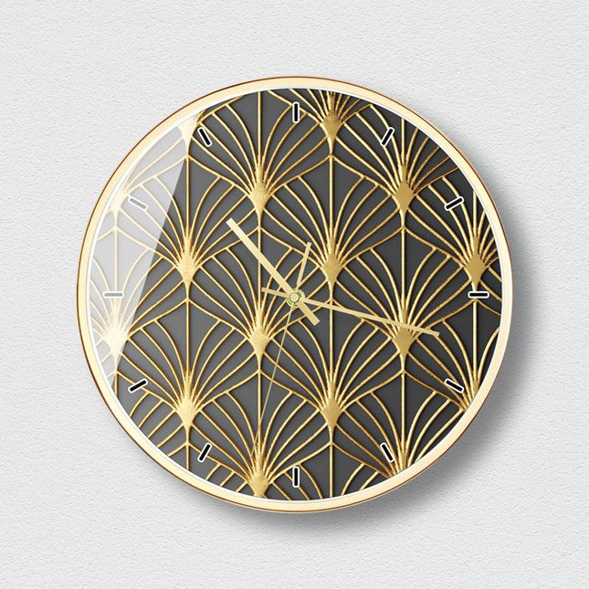 Elegant vægur med gyldent netmønster