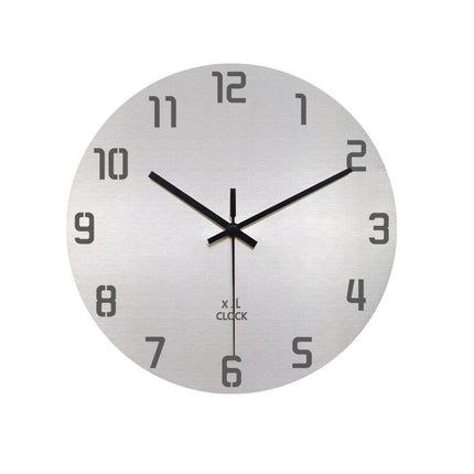 Simpelt vægur i børstet aluminium