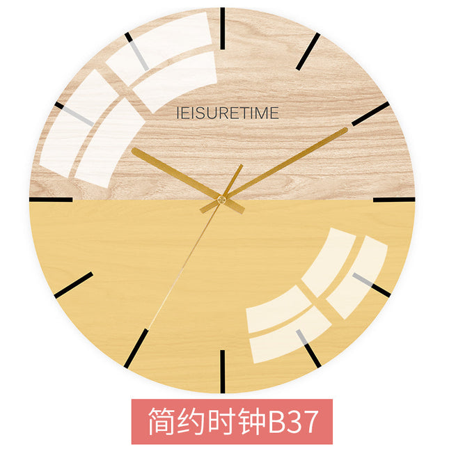 Farverigt vægur med abstrakt design