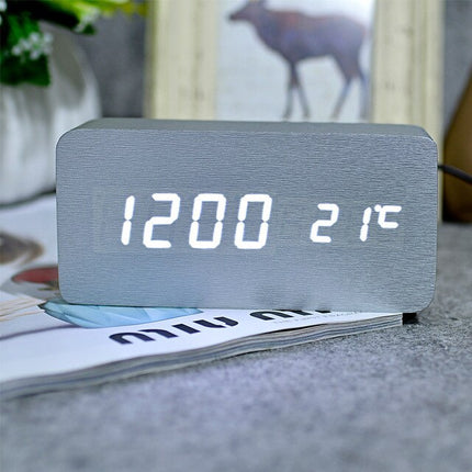 Klassisk digitalt vækkeur i trælook