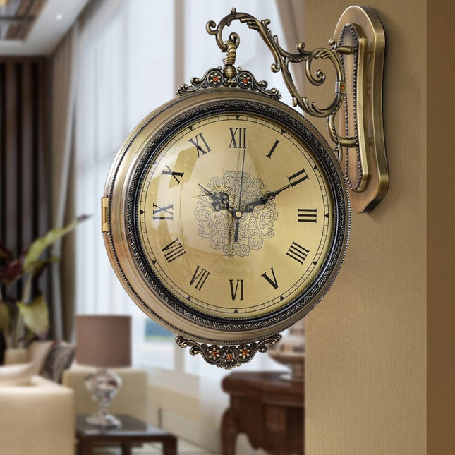 Klassisk dobbeltsidet vægur i stationsstil