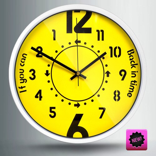 Sjovt design vægur der går baglæns