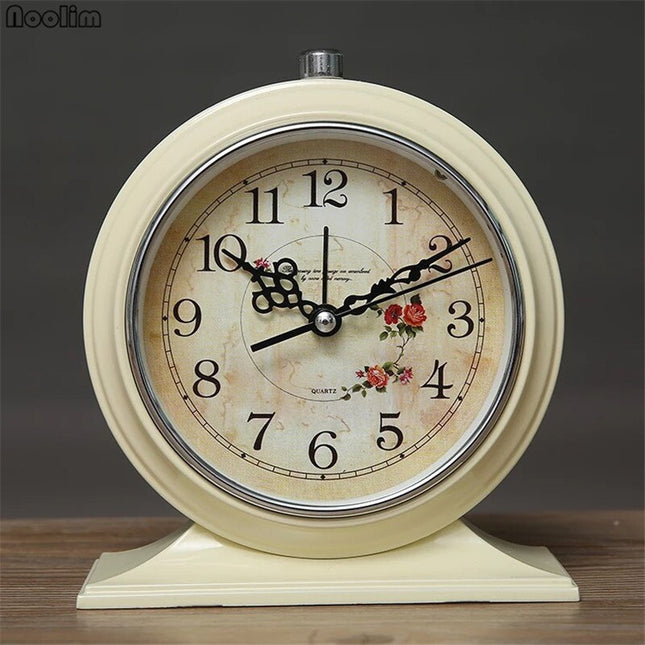 Rundt retro vækkeur med blomstermotiv