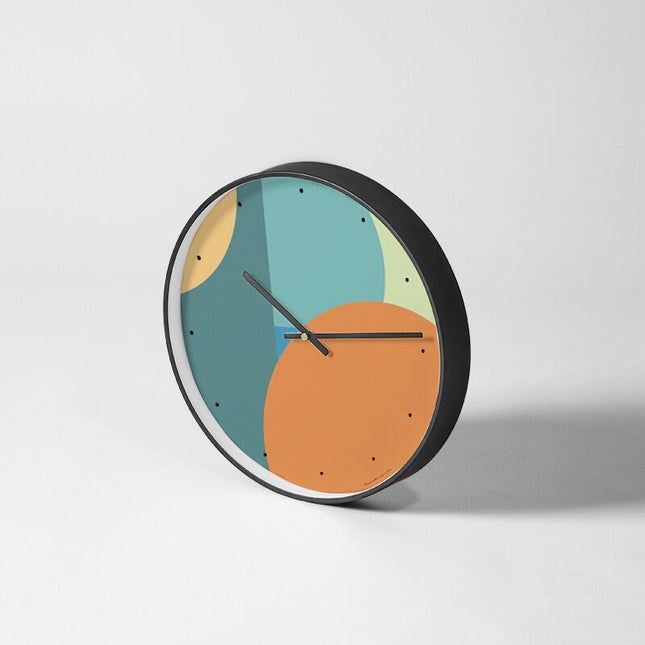 Moderne vægur med farverigt design