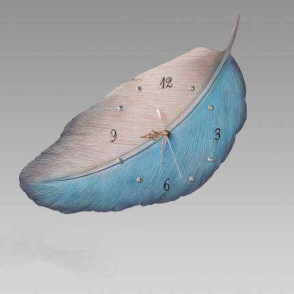 Dekorativt vægur formet som en fjer