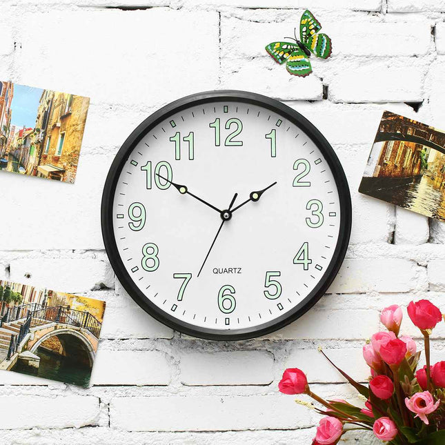 Lyserødt vægur med selvlysende tal